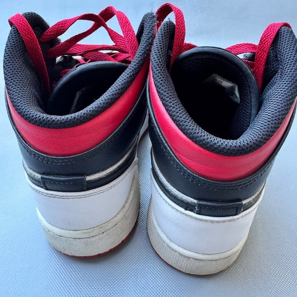 Nike Air Jordan 1 Mid
Big Kids' Shoes - Picture 3 of 5